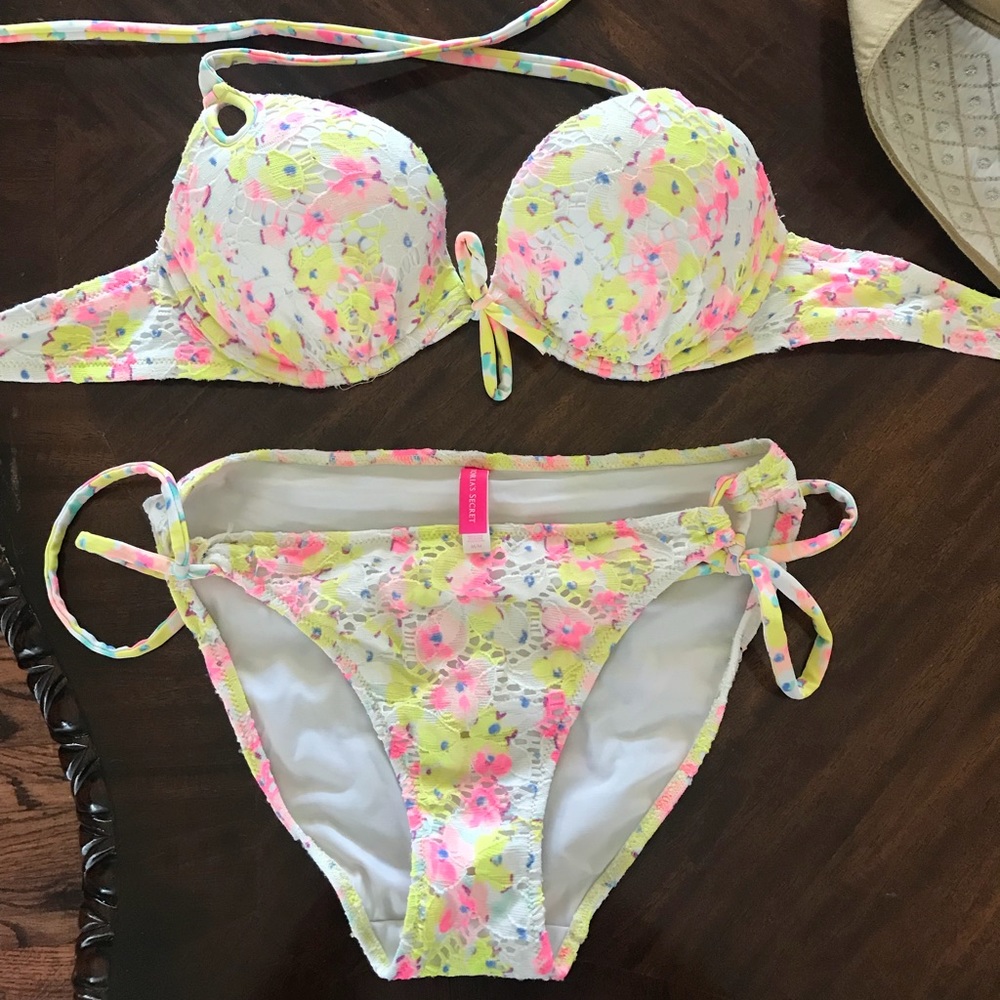 Victoria Secret Bombshell Bikini 32C M bottom